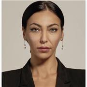 Docente di inglese impartisce lezioni di inglese per studenti di scuola secondaria di primo e secondo grado